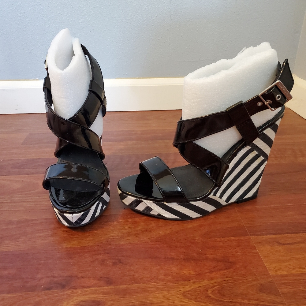 Brand new cute chevron wedge snadals